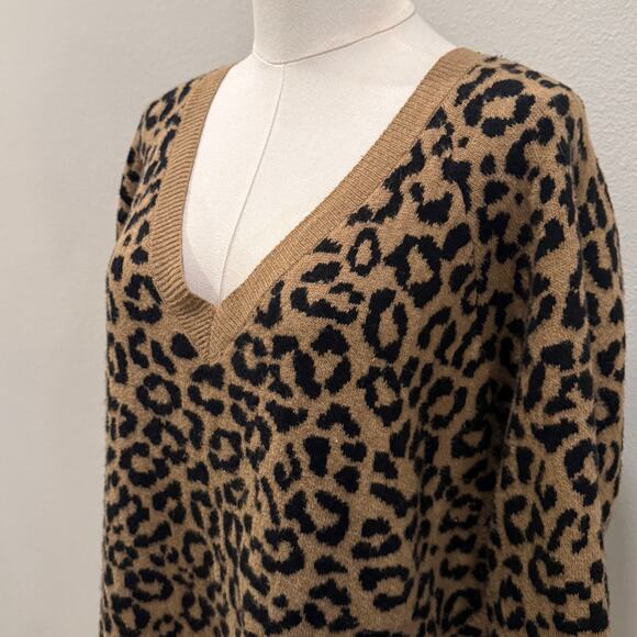 Old Navy Leopard Print V-Neck Sweater Tan Black Animal Print Pullover Large Fall - Picture 3 of 7